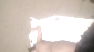 दोन किंकी श्यामल्या मुली गुडघ्यांवर टेंडर ब्लोजॉब देण्यासाठी उभ्या आहेत (MFF)