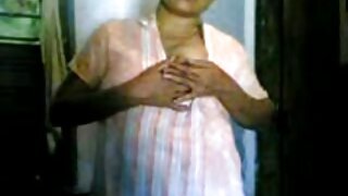 सेक्सी बेब तिच्या ताज्या दिसणार्‍या मांजरीमध्ये तिच्या मित्राचा कोंबडा चालवत आहे