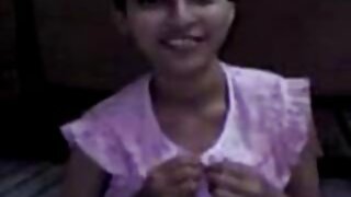 लक्ष वेधून घेणारी गोरे MILF सबरीना कुत्र्याला बांगडते आणि देते BJs (MMF)